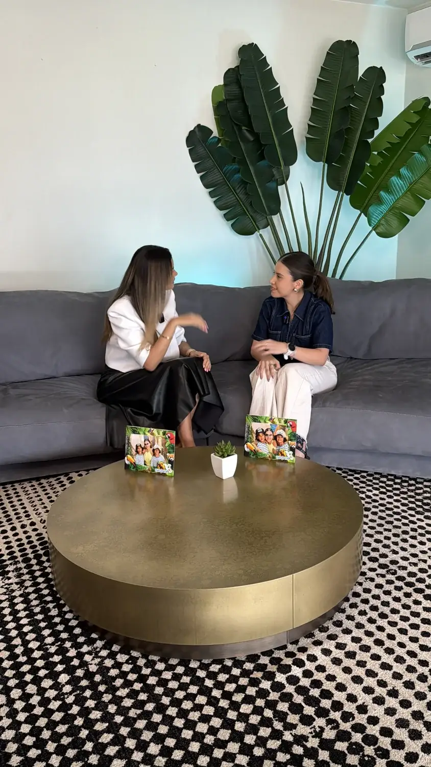 Bárbara Reyes conversando en una entrevista grabada en un estudio