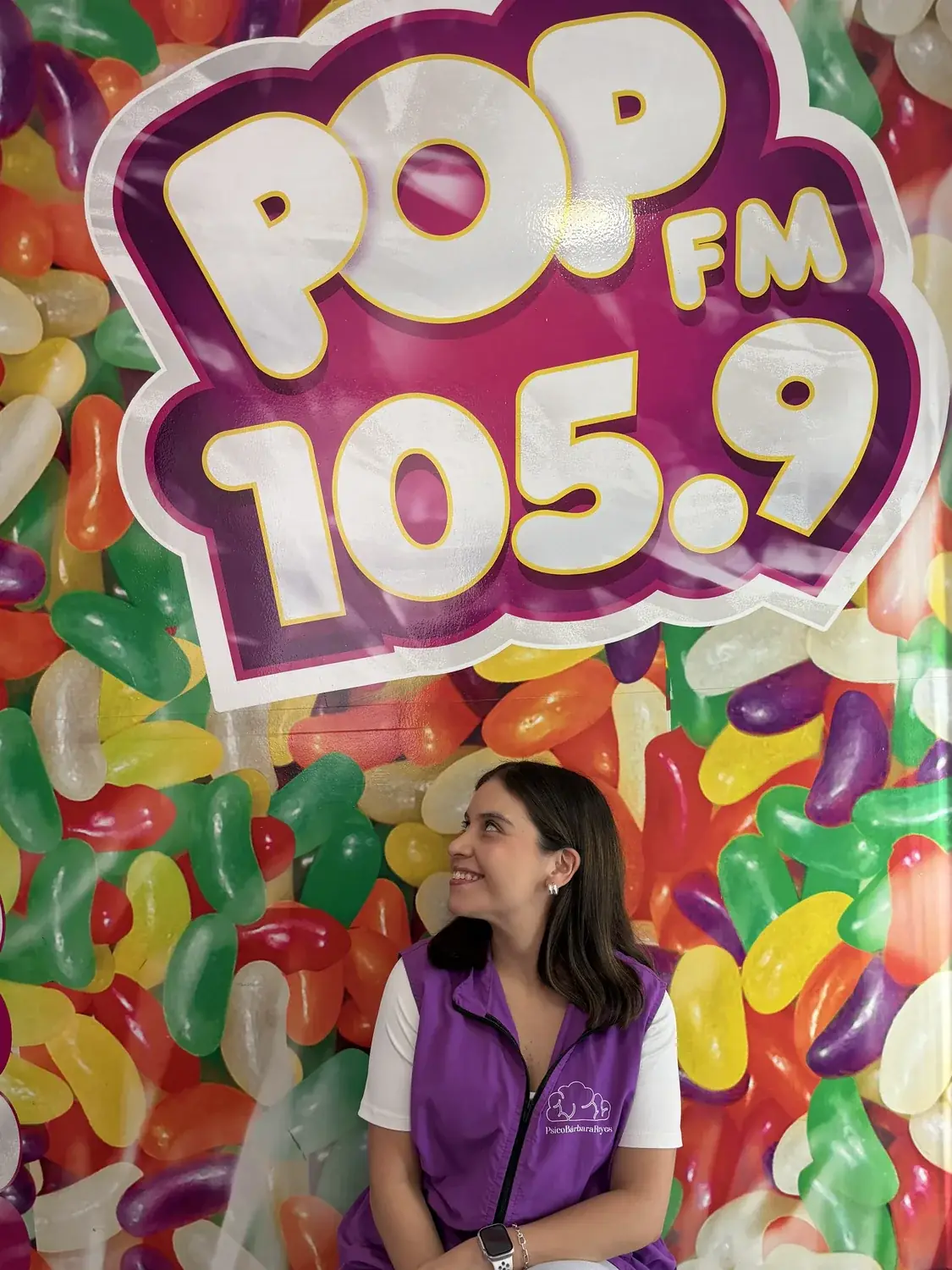 Bárbara Reyes en la cabina de radio POP 105.9 FM