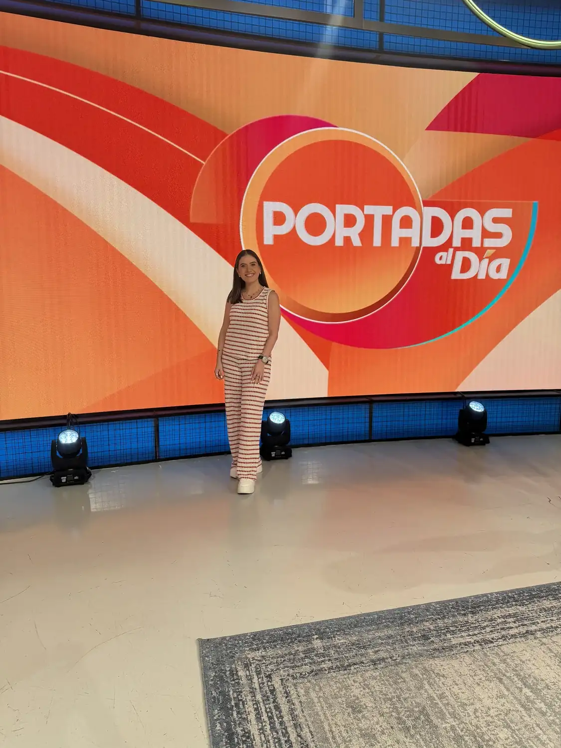 Bárbara Reyes en el set de televisión del programa Portadas al Día