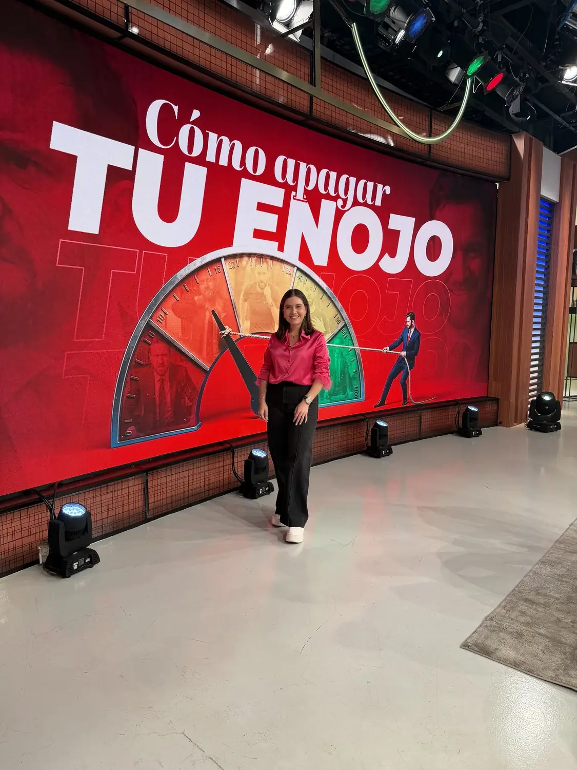 Bárbara Reyes en el set de televisión durante el segmento Cómo apagar tu enojo